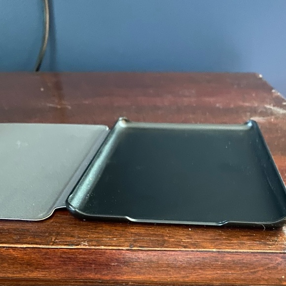 🌸 HOST PICK🌸 Kindle PaperWhite hard cover - Picture 4 of 6